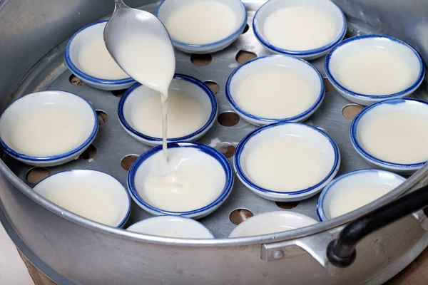 Hindistan cevizi sütü muhallebi küçük porselen fincan (Tay tatlı)