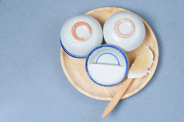 Coconut milk custard in small porcelain cup (Thai dessert) — Stock Photo, Image