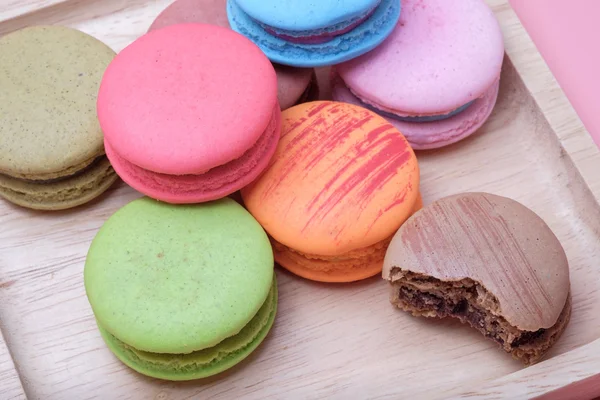 Ahşap tabak tatlı ve renkli Fransızca macaroons