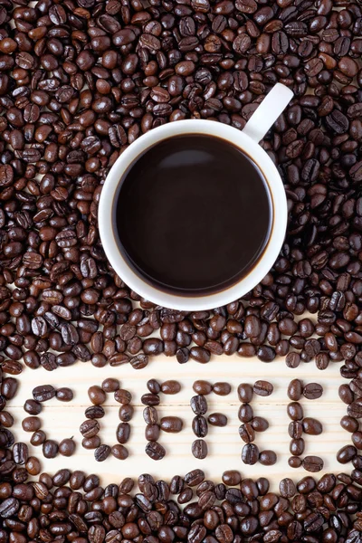 Чашка кофе и слово COFFEE медовуха из бобов — стоковое фото