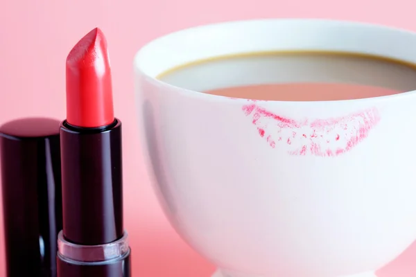 Lápiz labial rojo y taza de café . —  Fotos de Stock