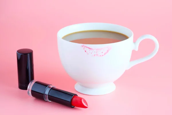 Lápiz labial rojo y taza de café . Imagen De Stock