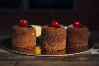 Kirazlı ve soslu kek.