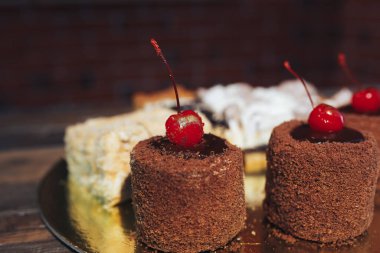 Kirazlı ve soslu kek.