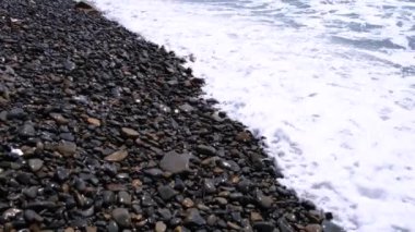 Güzel deniz dalgaları. Köpüklü dalga, su dokusu. Deniz genişliği manzarası