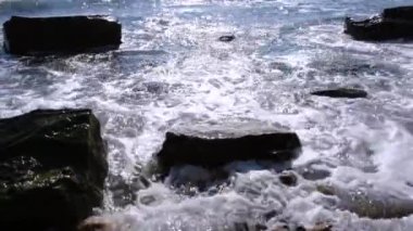 Güzel deniz dalgaları. Köpüklü dalga, su dokusu. Deniz genişliği manzarası