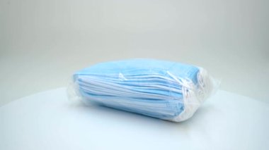 Virüse karşı korunmak için tek kullanımlık tıbbi maskeler.