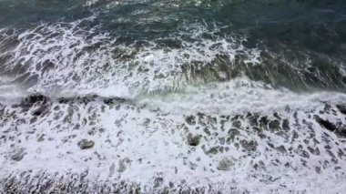 Güzel deniz dalgaları. Köpüklü dalga, su dokusu. Deniz genişliği manzarası