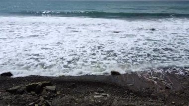 Köpüklü dalga, su dokusu. Deniz genişliği manzarası