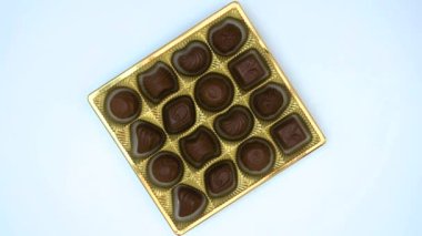 Çikolata seti, çikolatalı tatlılar, bir kutu çikolata.