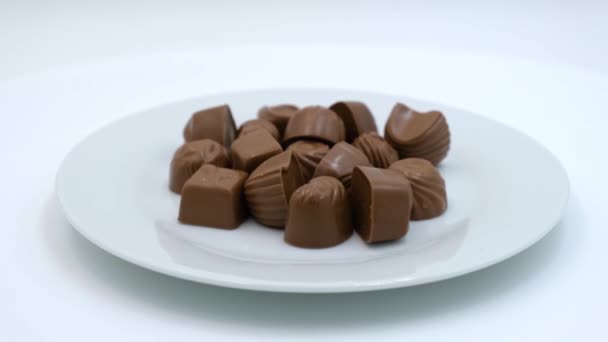 Čokoládové Bonbóny Bílém Talíři — Stock video