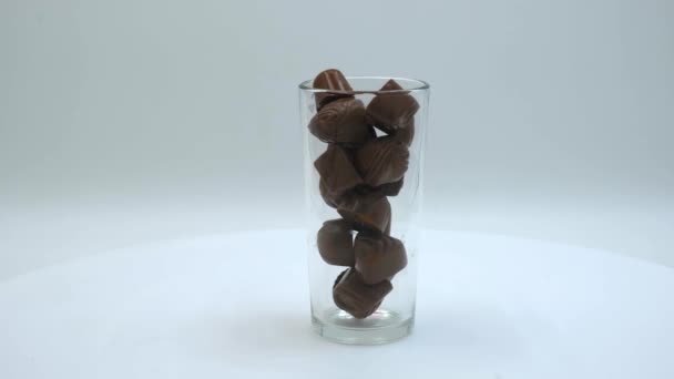 Chocolade Snoepjes Een Transparant Glas — Stockvideo