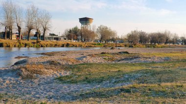 Nehir kıyısında öğleden sonra