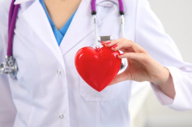 Bilinmeyen kadın doktor izole stetoskop ile yakın çekim