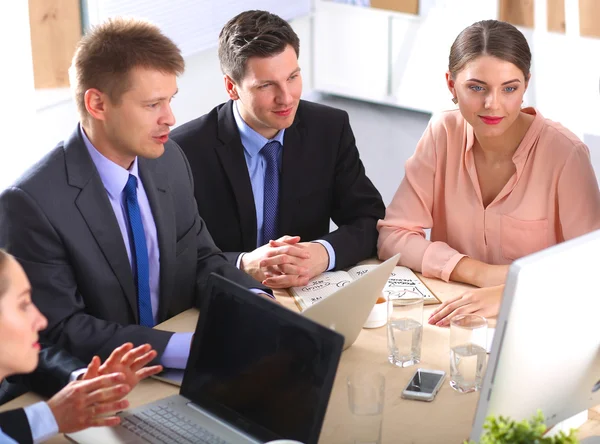 Reunión de negocios - Gerente discutiendo el trabajo con sus colegas — Foto de Stock