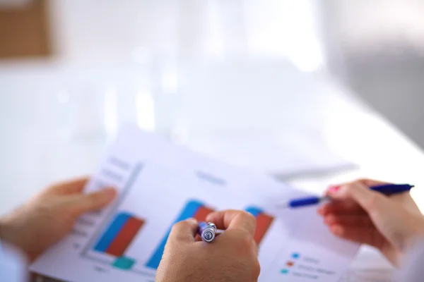 Riunione di lavoro a tavola stringendo la mano conclusione del contratto — Foto Stock