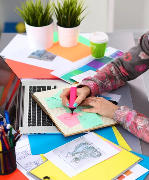 Designer trabalhando na mesa usando digitalizador em seu escritório — Fotografia de Stock