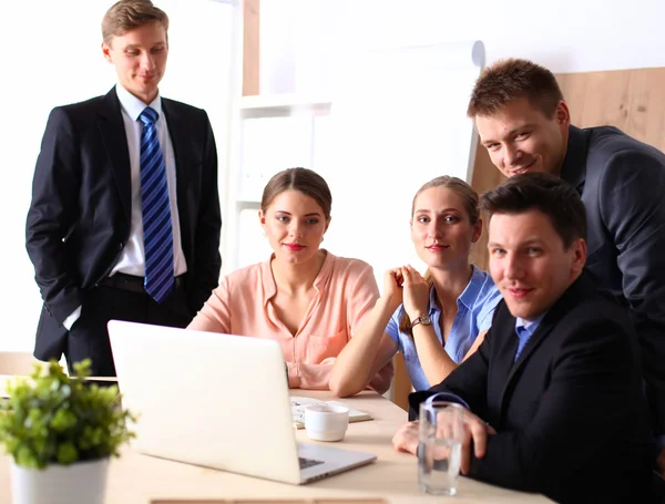 Zakelijke bijeenkomst - manager werk met zijn collega's bespreken — Stockfoto