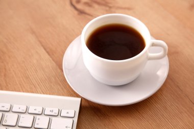 Ofis Masaları boş not defteri ve dizüstü bilgisayar ile