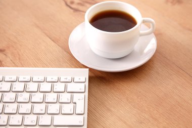 Ofis Masaları boş not defteri ve dizüstü bilgisayar ile