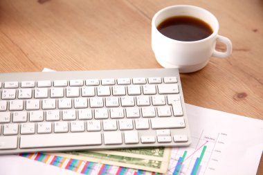 Ofis Masaları boş not defteri ve dizüstü bilgisayar ile