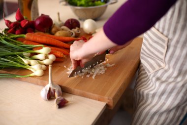 Genç kadın mutfakta yemek pişiriyor. Sağlıklı Yemek
