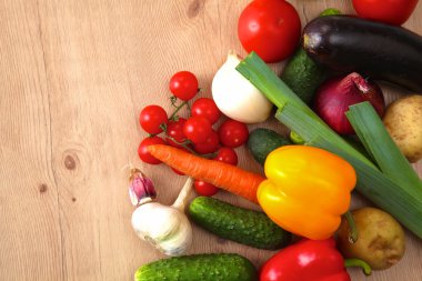 Çeşitli ham organik sebze ahşap masa ile kompozisyon