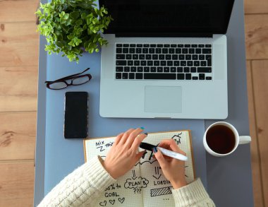 designer Resepsiyon Dijital dönüştürücü kullanarak ofisinde çalışan