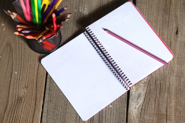 Ofis Büro kağıtları ve kulaklık ile