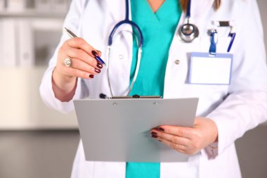 ofiste mutlu tıp doktoru kadın portresi