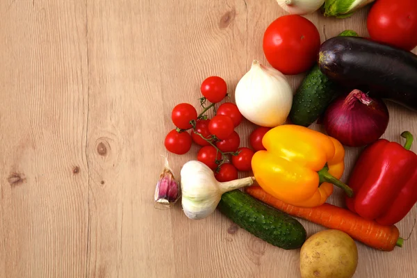 Composición con surtido de verduras orgánicas crudas mesa de madera — Foto de Stock