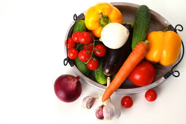 Состав с различными сырыми органическими овощами на столе — стоковое фото