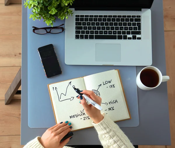 Designer arbetar på skrivbord med digitizer i hans kontor — Stockfoto