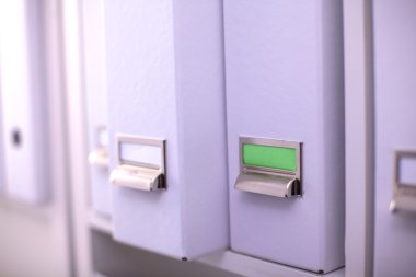 Dosya klasörleri, arka planda raflarda duran