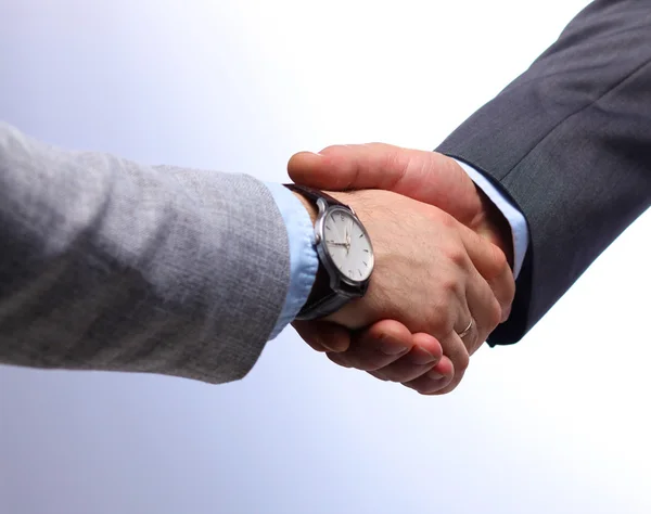 Деловое рукопожатие. Два бизнесмена пожимают друг другу руки в офисе — стоковое фото