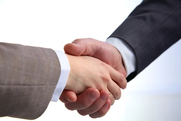 การจับมือธุรกิจ นักธุรกิจสองคนจับมือกันในออฟฟิศ — ภาพถ่ายสต็อก