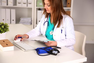 Dosya klasörleri, arka planda raflarda duran