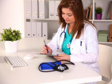 Dosya klasörleri, arka planda raflarda duran