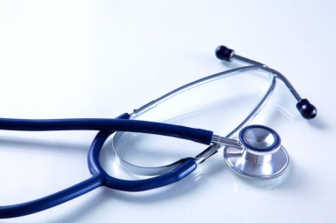 Beyaz arkaplanda tıbbi steteskop