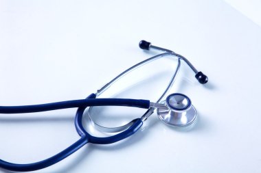 Beyaz arkaplanda tıbbi steteskop