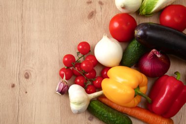 Çeşitli ham organik sebze ahşap masa ile kompozisyon