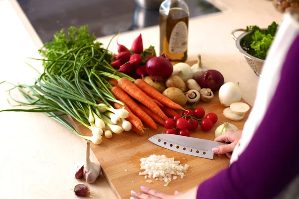 Genç kadın mutfakta yemek pişiriyor. Sağlıklı Yemek