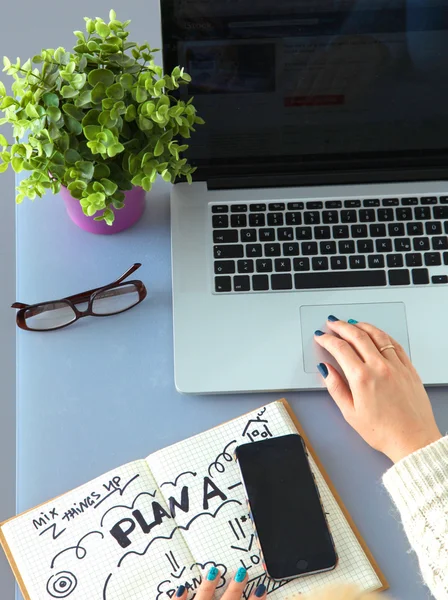 Designer arbetar på skrivbord med digitizer i hans kontor — Stockfoto