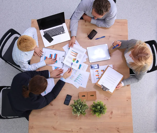 Imagen de los socios comerciales discutiendo documentos e ideas en la reunión — Foto de Stock