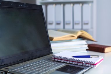Ofis Masaları boş not defteri ve dizüstü bilgisayar ile