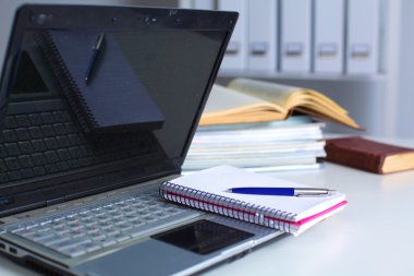 Ofis Masaları boş not defteri ve dizüstü bilgisayar ile