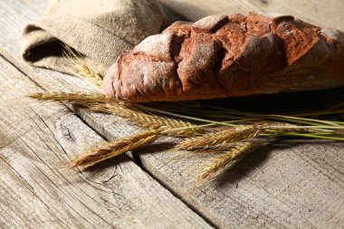 rustik kaşarlı ekmek ve buğday kulaklara koyu ahşap bir masa