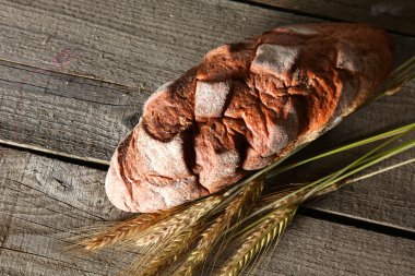 rustik kaşarlı ekmek ve buğday kulaklara koyu ahşap bir masa
