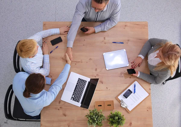 Imagen de los socios comerciales discutiendo documentos e ideas en la reunión — Foto de Stock