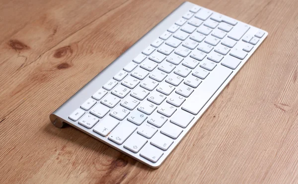 现代铝计算机键盘在桌子上 — 图库照片